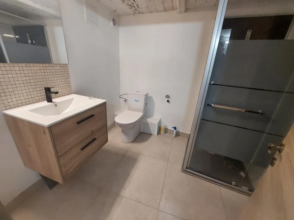 Salles de bain - Colocation rénovée avec terrasse à Saint-Servais