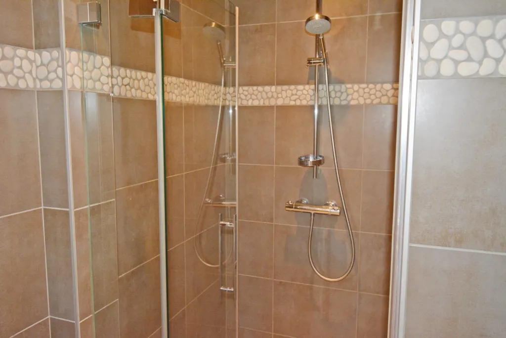 Salles de bain - Appartement Rénové avec Terrasse à Zeedijk Albertstrand