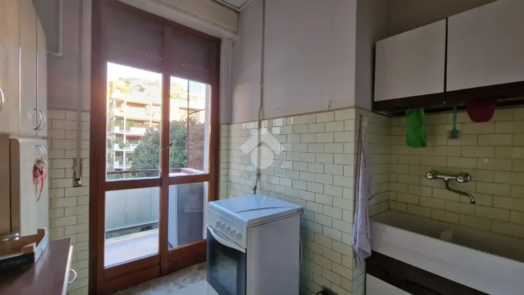 Cuisine - Five-Bedroom Apartment with Balcony in Milan