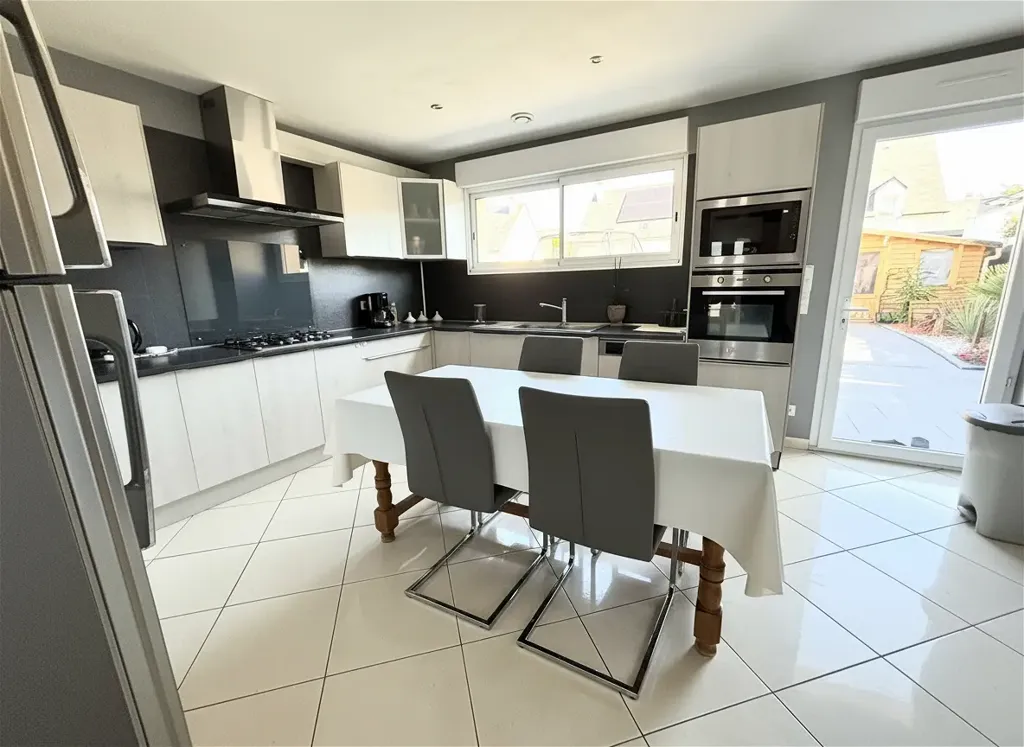 Cuisine - Maison Récemment Construite avec Jardin à Trélazé
