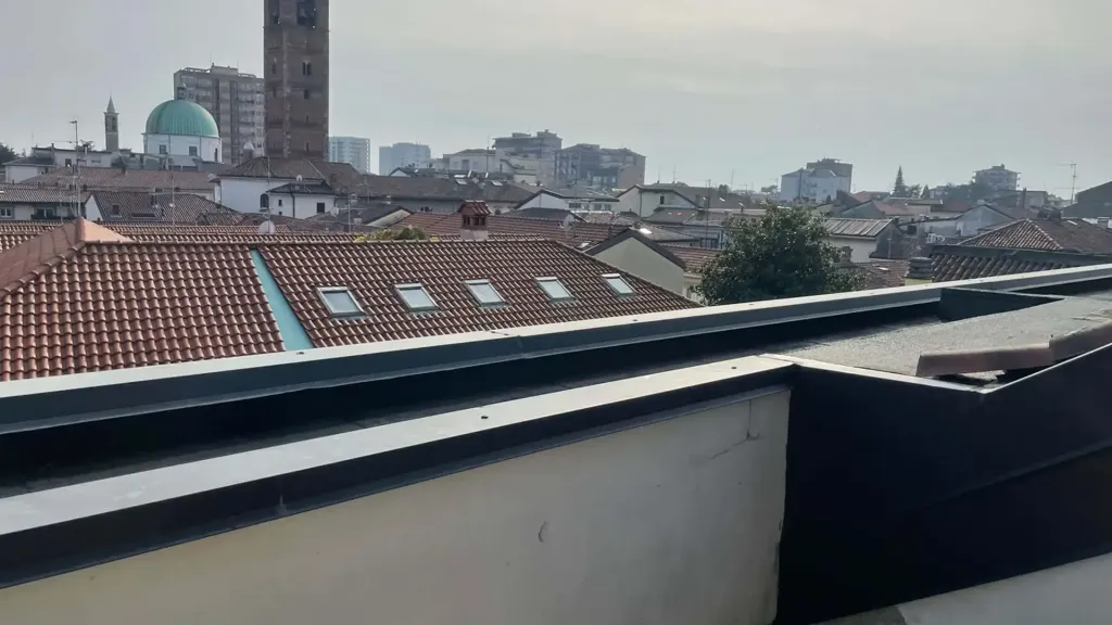 Terrass - Mansarded Apartment with Balcony in Seregno