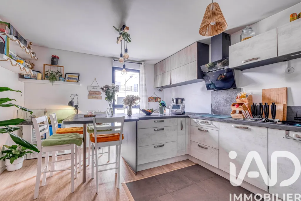 Köök - Bright 3-Bed Flat with Loggia in Thiais