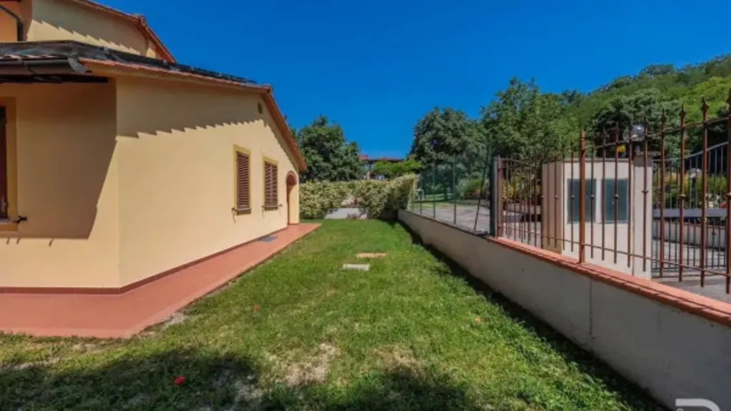 Giardino - Modern Villa with Solar Panels in Reggello