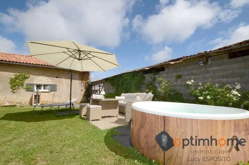 Terrasse - Ferme Rénovée avec Grand Jardin à Cherves-Châtelars