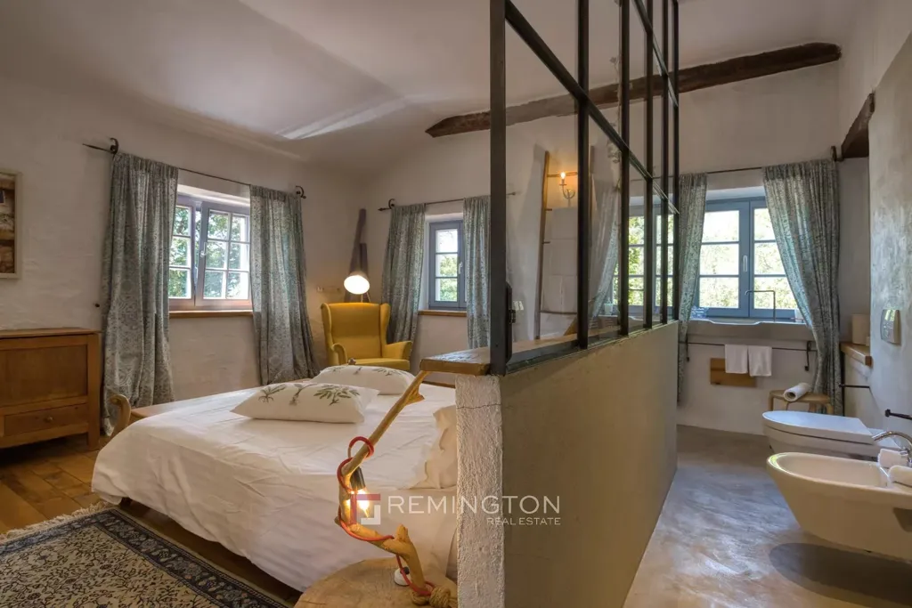Magamistoad - Villa with Extensive Building Land in Central Istria