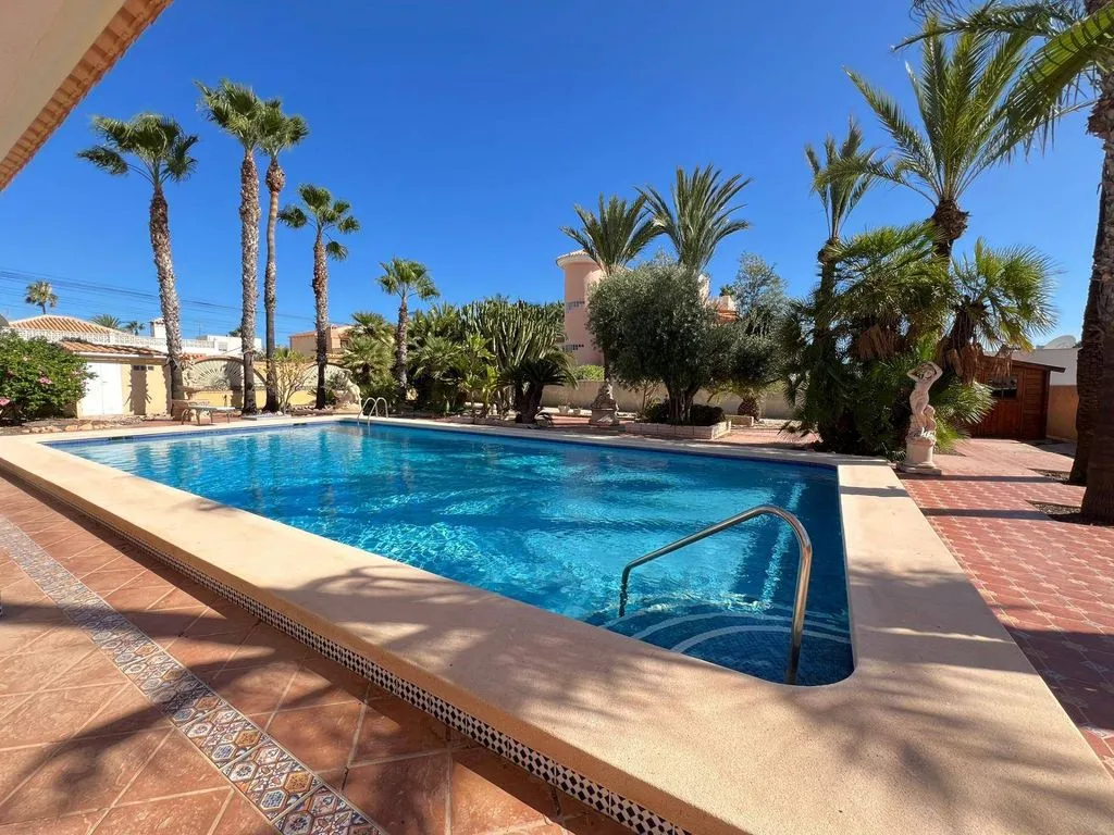 Piscine - Luxury Villa with Pool in Torrevieja