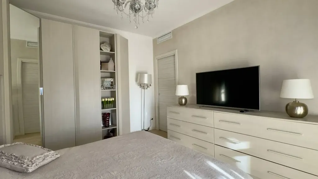 Chambres - Rear-Facing Apartment with Balcony in Cinisello Balsamo