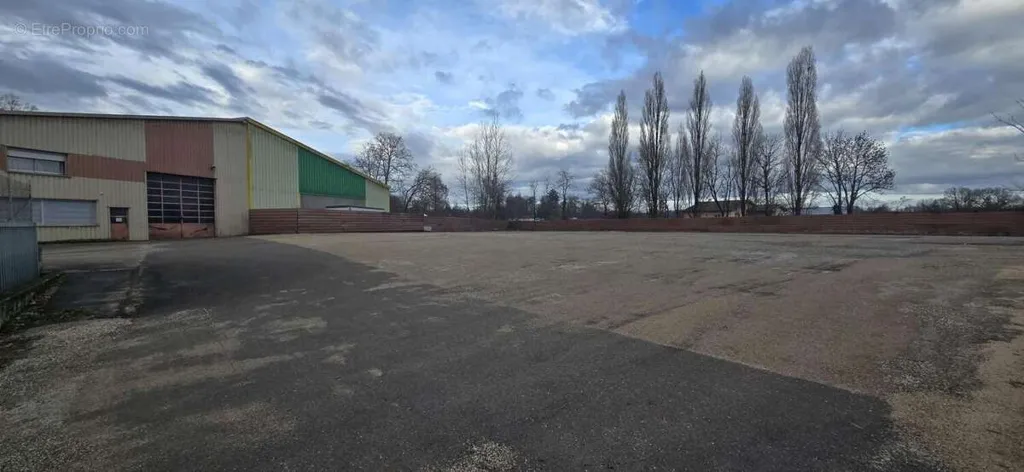 Välivaade - Commercial Space with Workshop in Geneuille