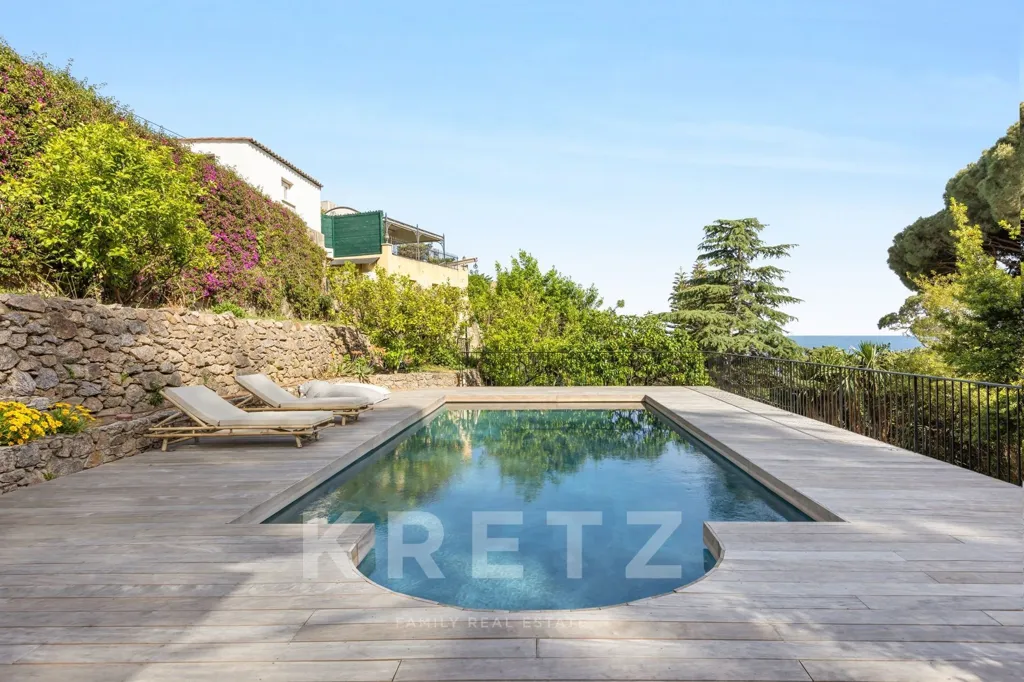 Piscine - Villa Rénovée avec Vue Mer à Vallauris