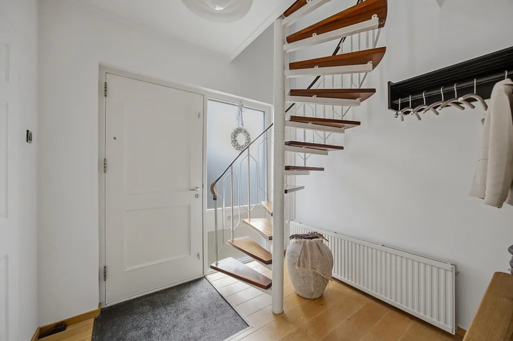 Entrée - Two-Storey House with Garden in Made
