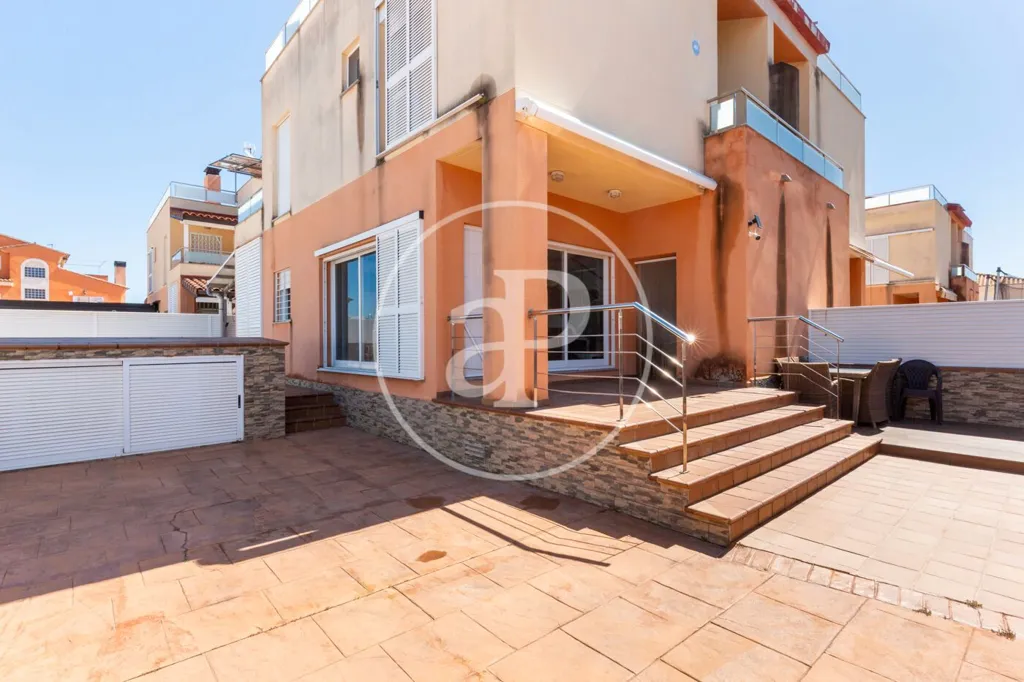 Esterno - Twin-Storey House with Pool near Beaches