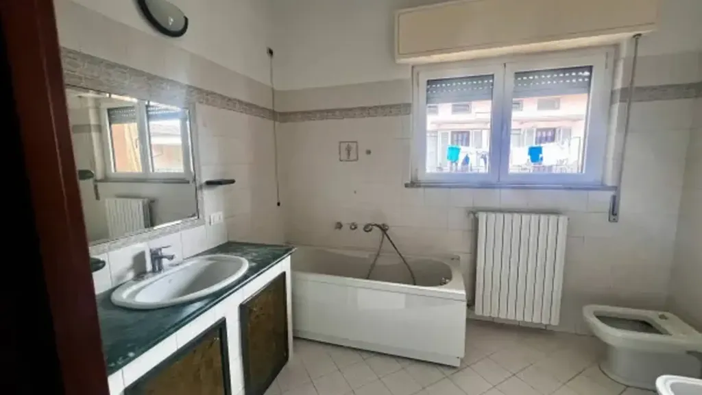 Salles de bain - Trilocale with Balcony in Romano di Lombardia