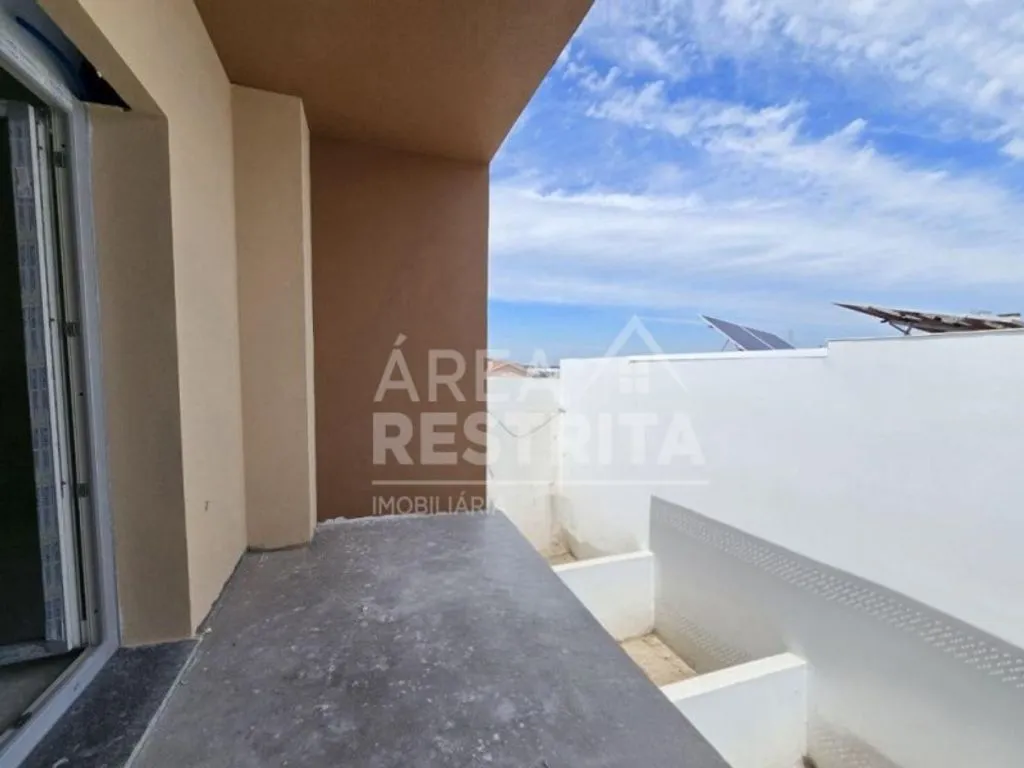 Terrace - Contemporary Semidetached House in Seixal