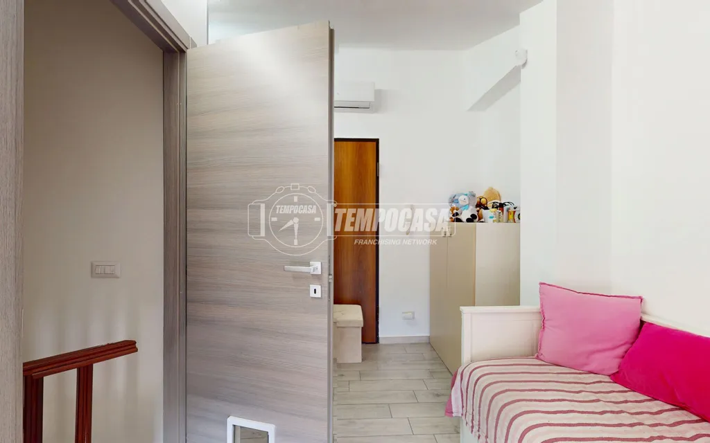 Entrée - Rear-Converted Apartment with Balcony in Turin