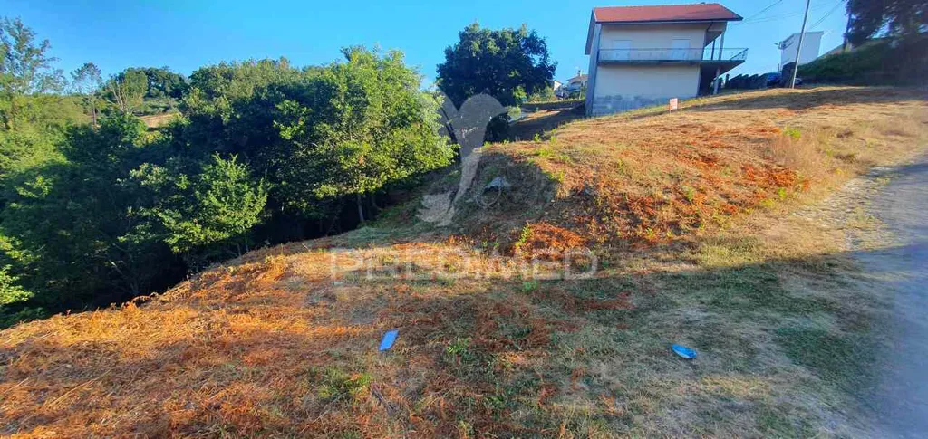 Aed - Urban Plot with River View in Lever