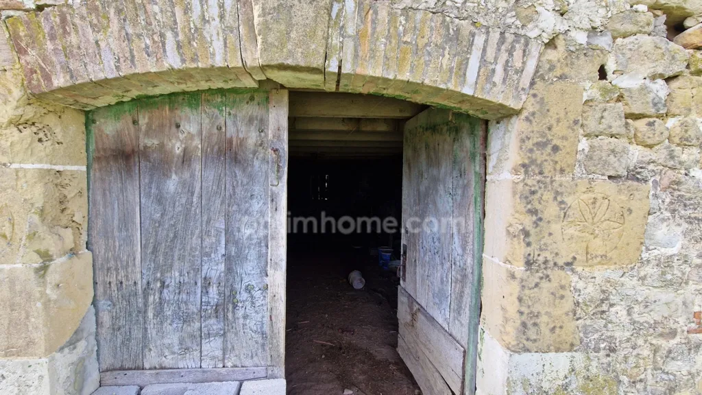 Entrée - Maison Rustique avec Lac et Terrain à 2 km du Village