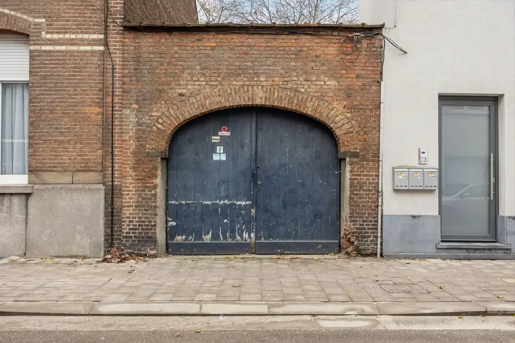 Välivaade - Neo-Classical Townhouse with Commercial Space in Merksem