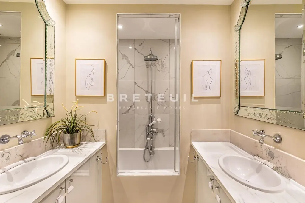 Bathrooms - Art Deco Flat with Balcony in Auteuil