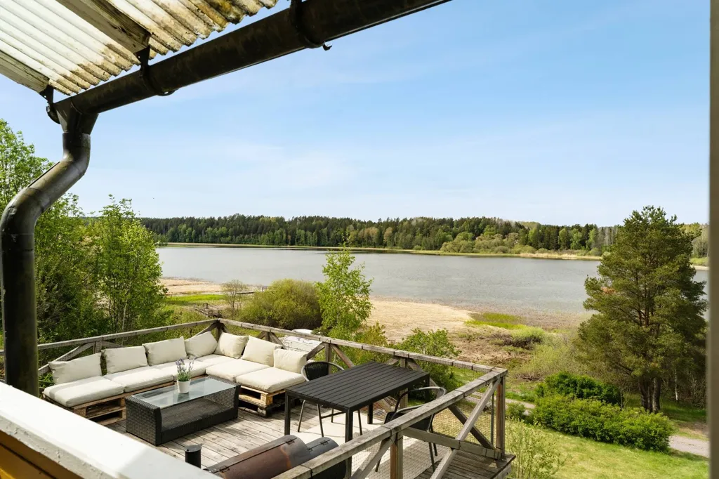 Terrasse - Renovated Cottage with Lake View in Nyköping