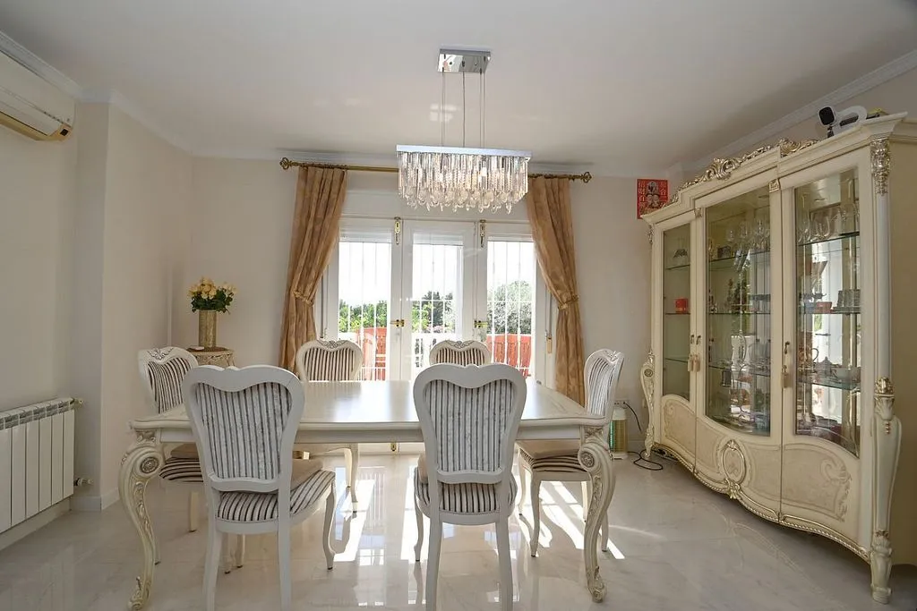 Söögituba - Villa with Golf View in Campoamor