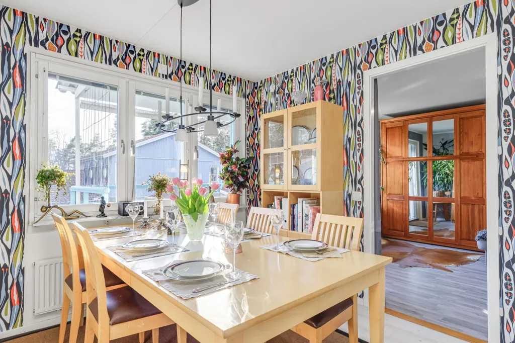 Salle à manger - Renovated Apartment with Balcony in Stenrösvägen