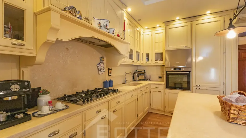 Cuisine - Historic Villa with Central Location in Grignasco