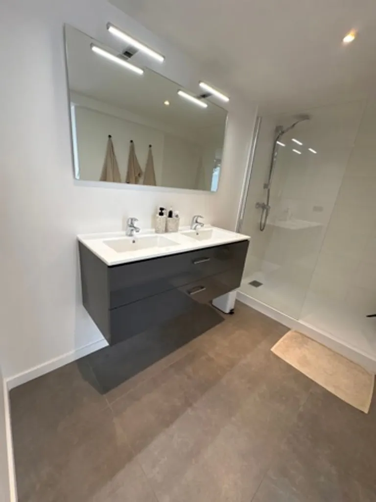 Salles de bain - Duplex Lumineux avec Cave et Parking à Nice