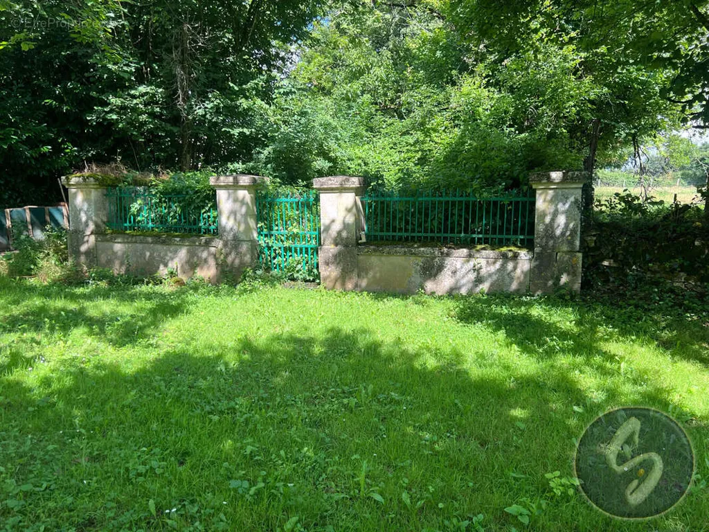 Giardino - Buildable Plot with Permitted Construction in Saivres