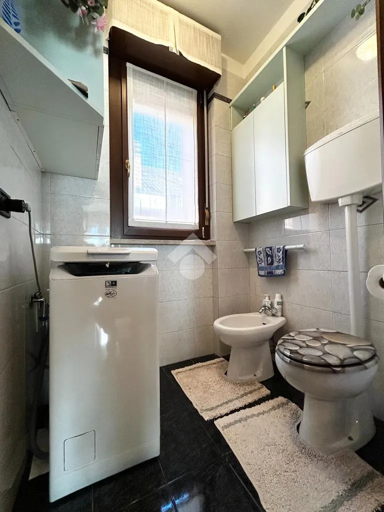 Salles de bain - Four-Room Apartment with Pool in Settimo Milanese