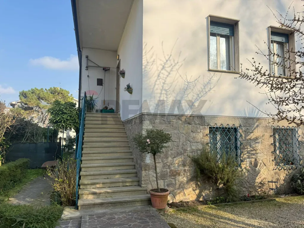 Exterior - Villa with 1,200m² Garden in Adria
