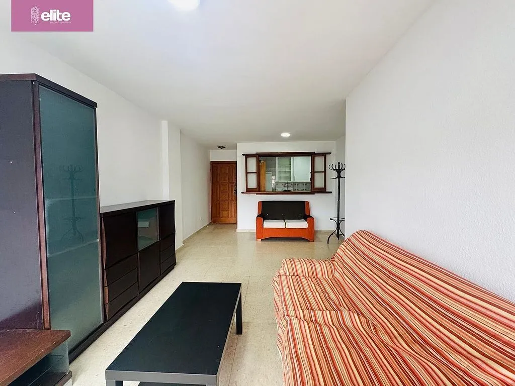 Soggiorno - Four-Bedroom Flat with Lift in West District