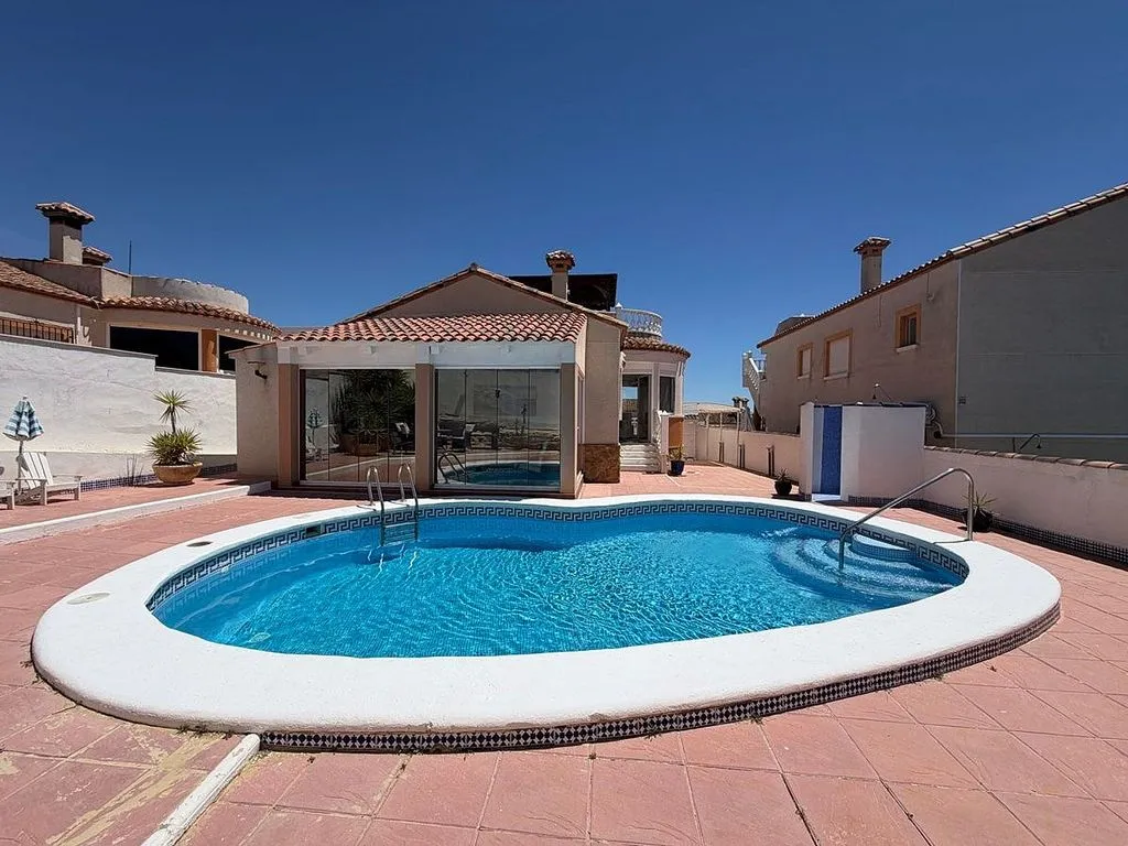 Piscine - House with Pool and Garden in Orihuela