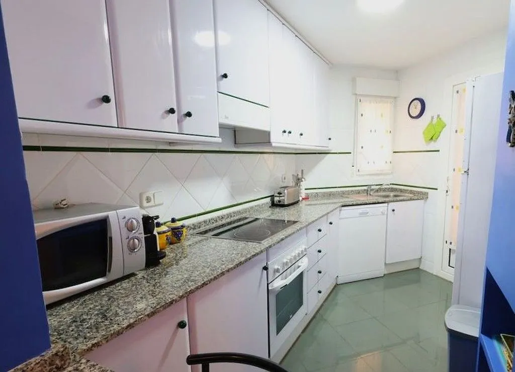 Köök - Seafront Apartment with Pool in Cabo Roig