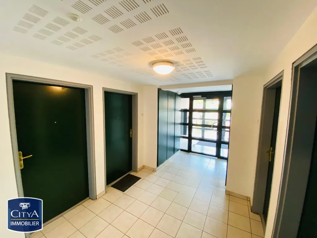Esik - Modern Apartment with Balcony in Louvroil