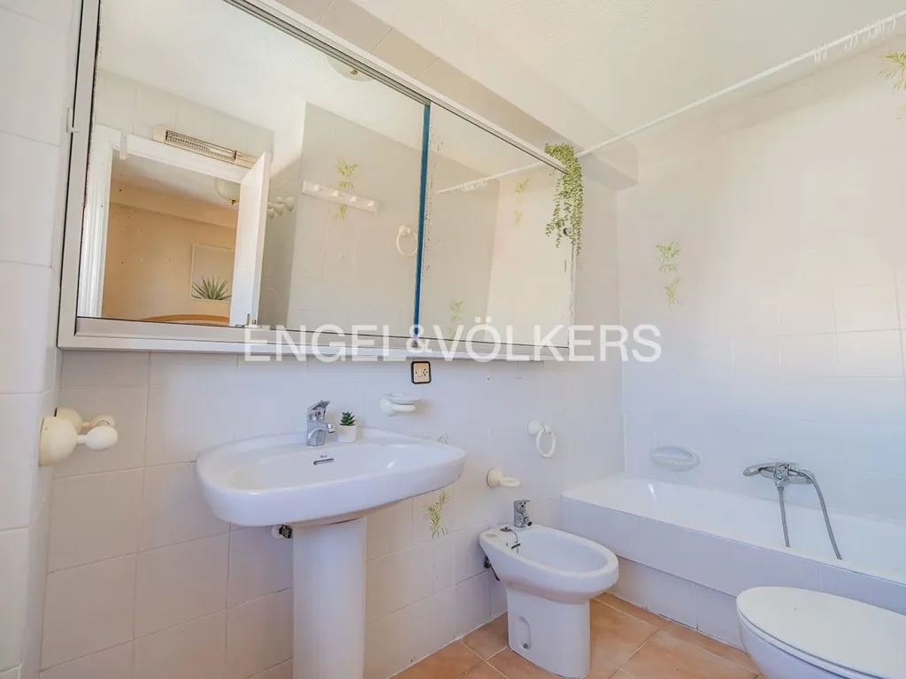 Bathrooms - Beachfront Apartment with Sea View in El Campello