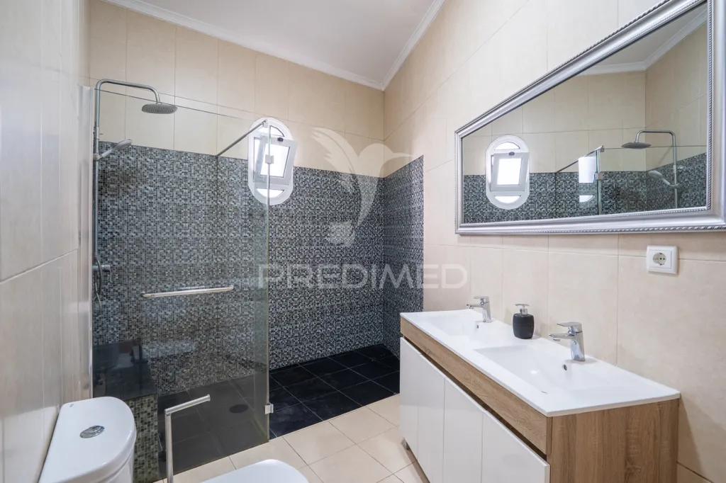 Vannitoad - Potential Hostel with Funchal Views in Santo António