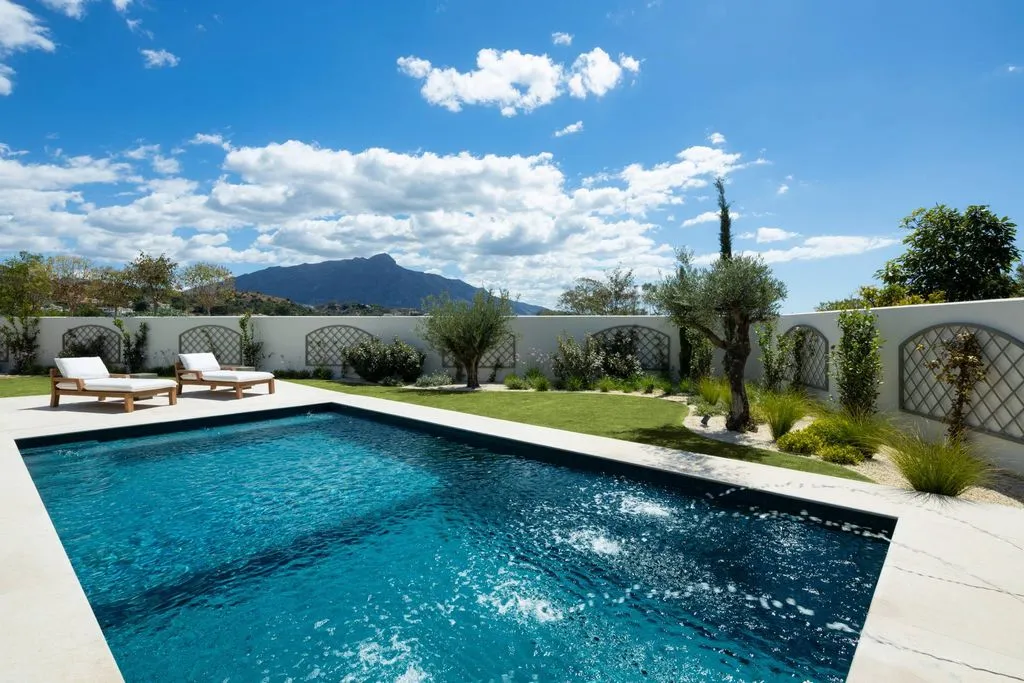 Piscine - Mediterranean Villa with Mountain Views in Marbella