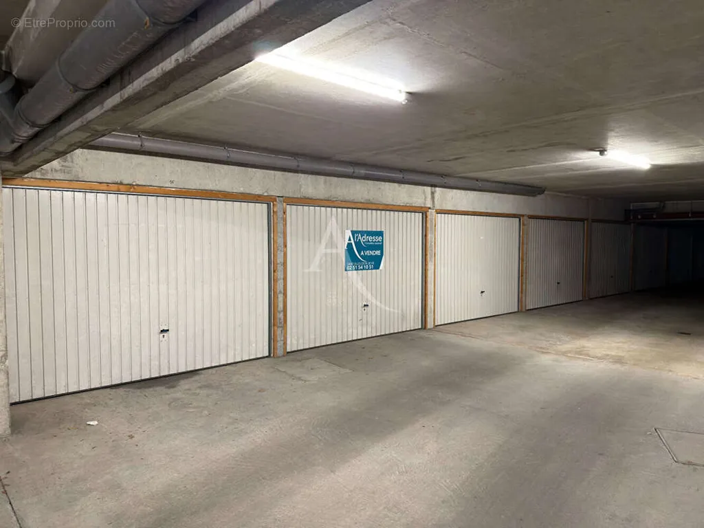 Garage - Box fermé dans résidence sécurisée à Saint-Gilles-Croix-de-Vie