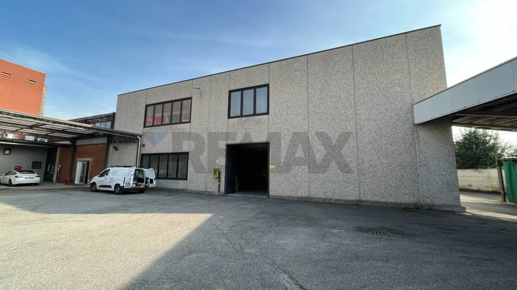 Garaaž - Industrial Warehouse with Multiple Units near Lissone