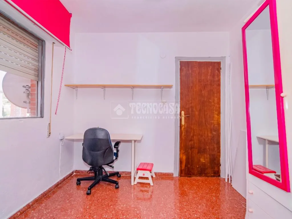 Bureau - Four-Bedroom Flat with Terrace in Cartuja