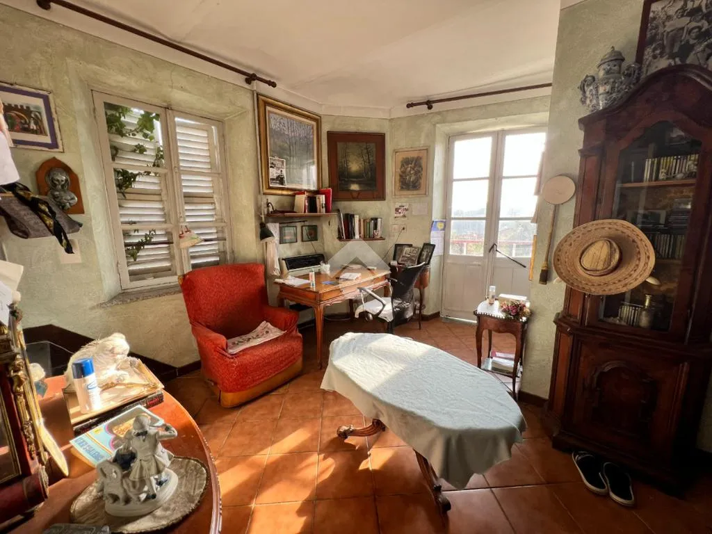 Bureau - Historic Farmhouse in Cinaglio