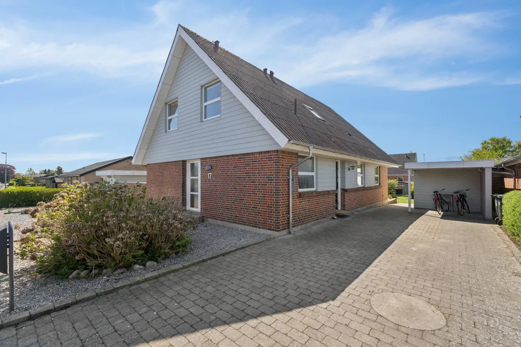 Extérieur - Villa with Red Brick Facade in Als