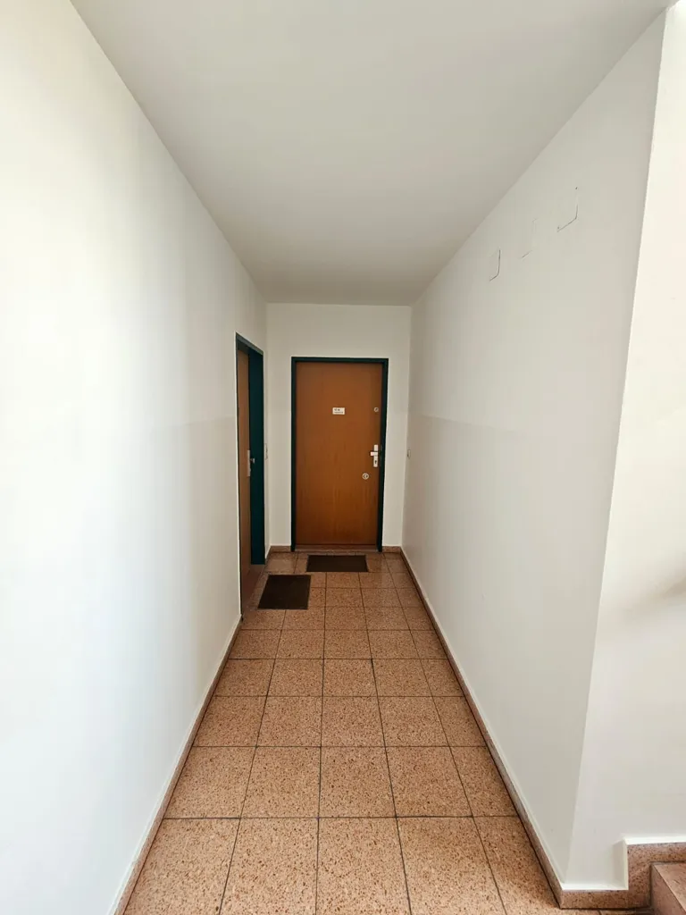 Entrée - Sunlit Apartment with Balconies in Quiet Area