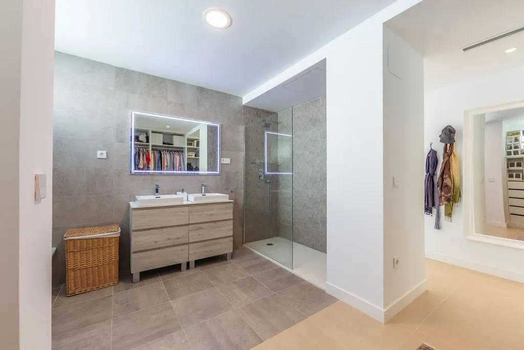 Salles de bain - Contemporary Villa with Sea View in La Duquesa