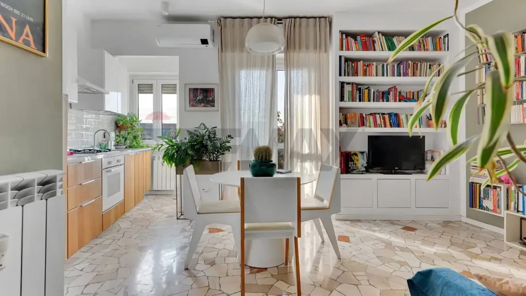 Salle à manger - Rear-Facing Flat with Balcony in Milan