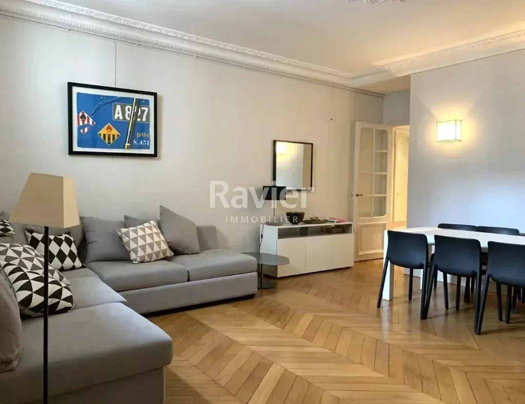 Séjour - Appartement Meublé au 4ème Étage avec Ascenseur à Paris 17e