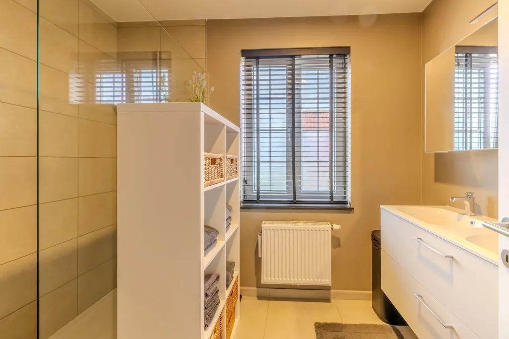 Salles de bain - Energy-Efficient House with Terrace in Itegem