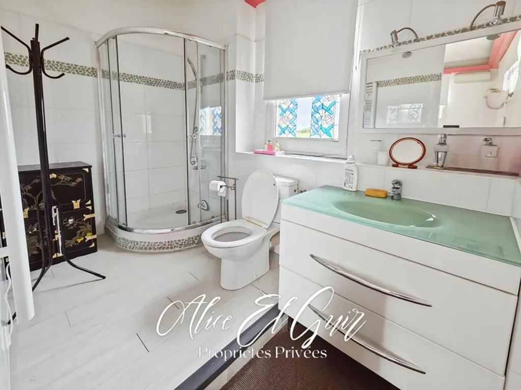 Bathrooms - Architectural House with Pool in Carcassonne