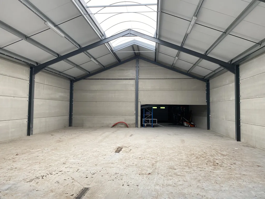 Garage - Warehouse for Rent with Drive-Thru in Izegem