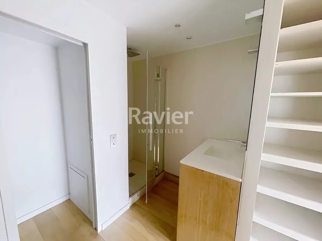 Rooms - Two-Bedroom Apartment with Balcony in Paris